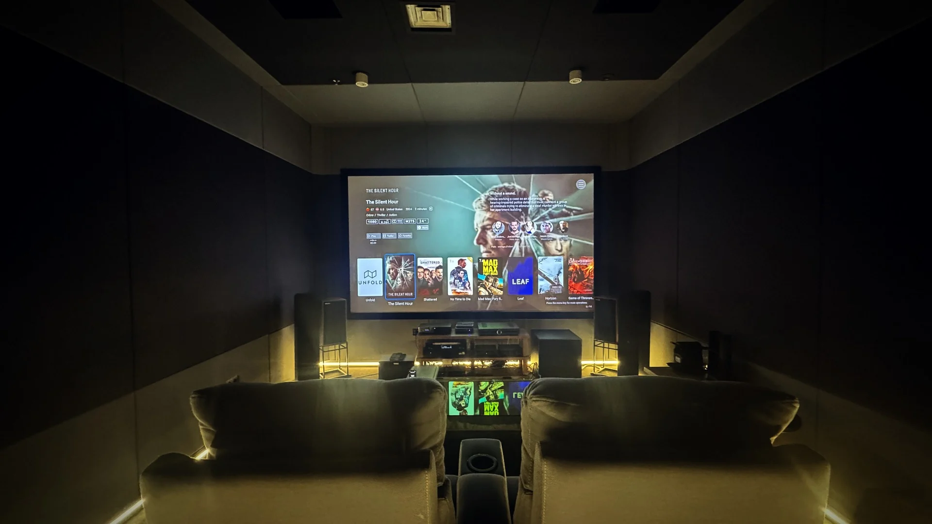 aSAY VAD İstanbul showroom'daki Control4 kontrollü sinema odası — akustik panelli duvarlar, sinema koltukları ve tavan hoparlörleriyle çalışan sistem